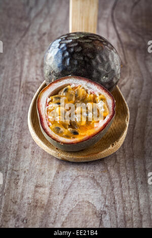 Fresh succoso frutto della passione su sfondo di legno Foto Stock