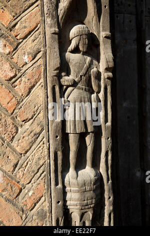 Regno Unito Inghilterra, Suffolk, Lavenham, Water Street, De Vere casa medievale scolpita la figura nel telaio della porta Foto Stock