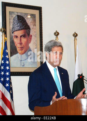 (150113) -- ISLAMABAD, Gennaio 13, 2015 (Xinhua) -- STATI UNITI Il segretario di Stato John Kerry partecipa a una conferenza stampa congiunta con il Pakistan Consigliere del Primo Ministro per la sicurezza nazionale e gli affari esteri Sartaj Aziz (non in foto) a Islamabad, la capitale del Pakistan, Gennaio 13, 2015. John Kerry martedì chiamato per azione contro tutti i gruppi militanti, compresi i talebani afghani, la rete Haqqani e il Lashkar-e-Tayyeba. (Xinhua/Saadia seher) (zjy) Foto Stock