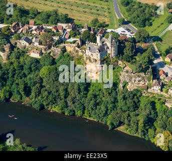 Vista aerea: Borgo e Castello di Montfort presso il fiume Dordogna in Regione Périgord della Francia meridionale Foto Stock