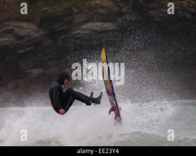 Surfer tergi a Harlyn Bay, Cornwall, Regno Unito Foto Stock