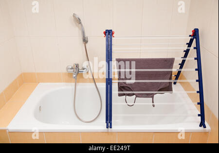 Pieghevole stendibiancheria stendino su vasca da bagno Foto stock - Alamy