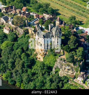 Vista aerea: Borgo e Castello di Montfort nella regione Périgord della Francia meridionale Foto Stock