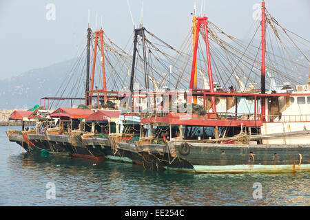 Flotta di pesca commerciale Laid-Up barche su Cheung Chau Isola, Hong Kong. Foto Stock