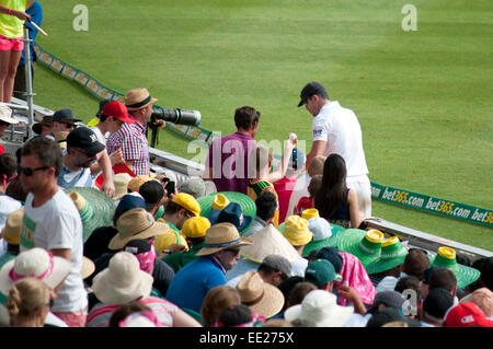 SYDNEY, Australia - 4 gennaio: cricketer inglese Kevin Pietersen obbliga autografo asilo nel 2° giorno dell'ultima prova di ceneri Foto Stock