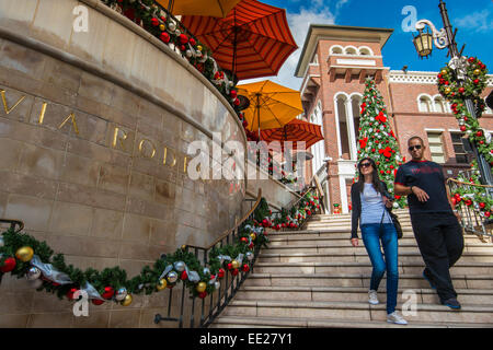 Via Rodeo scalinata con decorazioni di Natale, Beverly Hills, Los Angeles, California, Stati Uniti d'America Foto Stock