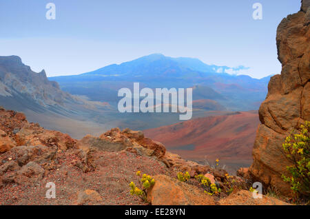 Paesaggio arido dalla cima del cratere Haleakala in Maui, Hawaii Foto Stock