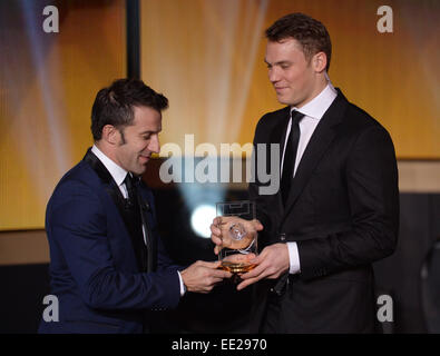 Zurigo, Svizzera. Xii gen, 2015. Attaccante italiano Alessandro Del Piero FC Bayern Monaco di Baviera Manuel Neuer (R) sul palco durante il FIFA ballon d'Or 2014 gala tenutosi presso la Kongresshaus di Zurigo, Svizzera, 12 gennaio 2015. Foto: Patrick Seeger/dpa/Alamy Live News Foto Stock