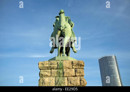 Kaiser Friedrich III statua equestre con il triangolo torre, Colonia, nella Renania settentrionale-Vestfalia (Germania). Foto Stock