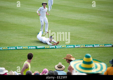 SYDNEY, Australia - 4 gennaio: cricketer inglese Ian Bell campi una palla dalla linea di confine nel 2° giorno dell'ultimo ceneri T Foto Stock