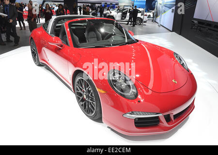 Detroit, Michigan, Stati Uniti d'America. Xii gen, 2015. La Porsche 911 Targa 4 GTS è presentato durante l'anteprima media del North American International Auto Show (NAIAS) 2015 all'Arena di Cobo a Detroit, Michigan, Stati Uniti d'America, 12 gennaio 2015. Il pubblico spettacolo corre dal 17 al 25 gennaio 2015. Foto: ULI DECK/dpa/Alamy Live News Foto Stock