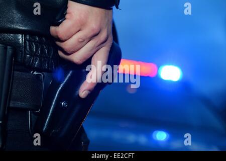 Un poliziotto afferra la sua pistola, in Germania, città di Braunlage, 12. Gennaio 2015. Foto: Frank può Foto Stock