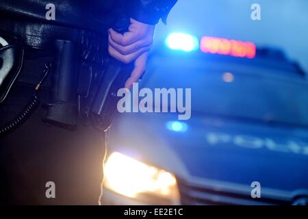 Un poliziotto afferra la sua pistola, in Germania, città di Braunlage, 12. Gennaio 2015. Foto: Frank può Foto Stock