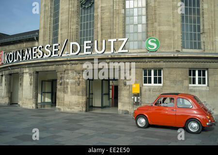 Originale 500 Fiat auto parcheggiate al di fuori di una stazione ferroviaria Foto Stock