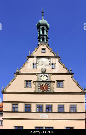 Deutschland, Bayern, Rothenburg ob der Tauber, Ratstrinkstube mit Kunstuhr, Marktplatz, Fassade, Uhren, Stadtwappen, Meistertrun Foto Stock