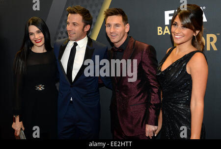 Attaccante italiano Alessandro Del Piero (2-R), sua moglie Sonia (L), attaccante argentino Lionel Messi (2-R) e la sua fidanzata Antonella Roccuzzo arrivare prima della FIFA ballon d'Or 2014 gala tenutosi presso la Kongresshaus di Zurigo, Svizzera, 12 gennaio 2015. Foto: Patrick Seeger/dpa Foto Stock