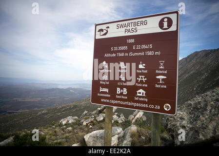 Un marrone Informazioni turistiche segno sulla Swartberg Pass sulla R328 di strada nella Western Cape, Sud Africa. Foto Stock