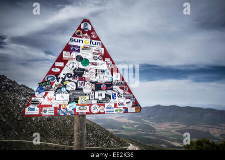 Un cartello stradale coperto di visitatori " adesivi su Swartberg Pass sulla R328 di strada nella Western Cape, Sud Africa. Foto Stock