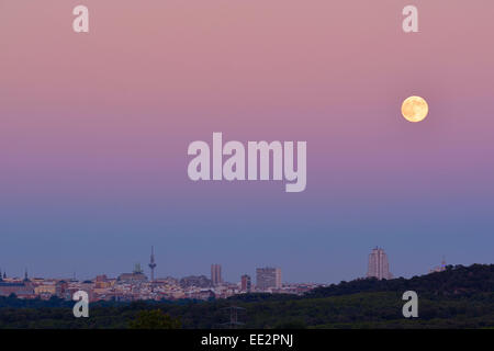 La luna piena appare al suo incontro più vicino con la terra come sorge oltre la skyline di Madrid Foto Stock