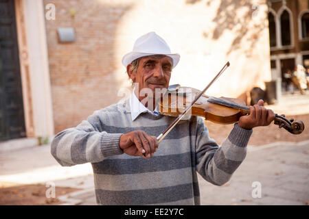 Artista di strada che suona il violino a Venezia, Italia Foto Stock