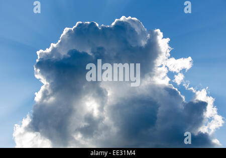 Raggi di sole dietro dark cloud Foto Stock