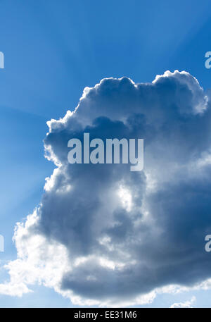 Raggi di sole dietro dark cloud Foto Stock