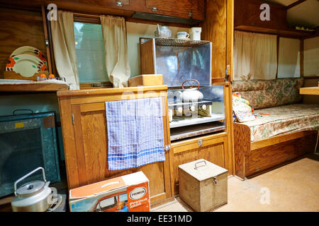 Interno di un 1938 Eccles Caravan a Coventry Transport Museum Regno Unito Foto Stock
