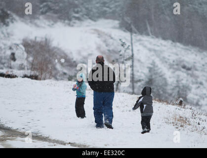 Aberystwyth, Wales, Regno Unito. Xiii gen, 2015. Una famiglia rende la maggior parte del tempo invernale a Bwlch Nant Yr Arian Forest Visitor Center, Aberystwyth dove oltre 3 cm di neve caduti oggi. Credito: Jon Freeman/Alamy Live News Foto Stock