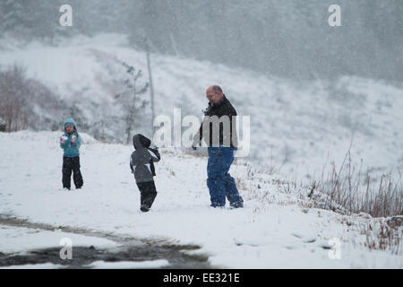 Aberystwyth, Wales, Regno Unito. Xiii gen, 2015. Una famiglia rende la maggior parte del tempo invernale a Bwlch Nant Yr Arian Forest Visitor Center, Aberystwyth dove oltre 3 cm di neve caduti oggi. Credito: Jon Freeman/Alamy Live News Foto Stock