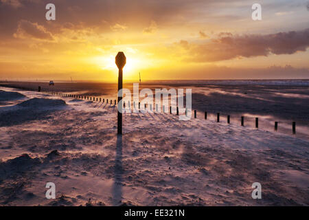 Saltation Tramonto sulle sabbie di Aindsdale, Southport, Merseyside, Gennaio, 2015 tempo britannico. Deposizione soffiata di sabbia sul litorale con forti venti al largo della costa nord-occidentale. La Saltazione (dal latino, Saltus, 'LEAP') è un tipo specifico di trasporto di particelle da vento o acqua. Si verifica quando il materiale sciolto viene rimosso da una superficie irregolare e trasportato dagli elementi, prima di essere riportato in superficie. Foto Stock