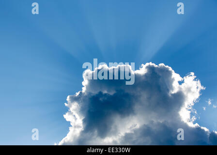 Raggi di sole dietro dark cloud Foto Stock