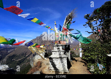 Preghiera di pietre e stupa buddisti su Tengboche Ri Hill, Tengboche village, Campo Base Everest trek, Patrimonio Mondiale dell UNESCO Foto Stock