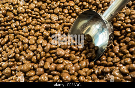 Kiev, Ucraina. Xiii gen, 2015. Roshen candy noccioline nel cioccolato. -- Martedì, 13 gennaio 2015, vicino a uno dei negozi pasticceria corporation 'Roshen' a Kiev ha superato l'azione 'AutoMaidan." attivisti chiedono vicino Lipetsk fabbrica della società. In questi ultimi giorni, diversi negozi 'Roshen' attaccato. Essi sono controllati dal presidente di Petro Poroshenko, che ancora non è stato in grado di trovare un acquirente per il suo business. In occasione dell'ultima conferenza stampa, ha detto che la pianta di Lipetsk quasi non funziona. Credito: Igor Golovnov/Alamy Live News Foto Stock