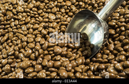 Roshen candy noccioline nel cioccolato. Xiii gen, 2015. -- Martedì, 13 gennaio 2015, vicino a uno dei negozi pasticceria corporation ''Roshen'' a Kiev ha superato l'azione ''AutoMaidan.'' attivisti chiedono vicino Lipetsk fabbrica della società. In questi ultimi giorni, diversi negozi ''Roshen'' attaccato. Essi sono controllati dal presidente di Petro Poroshenko, che ancora non è stato in grado di trovare un acquirente per il suo business. In occasione dell'ultima conferenza stampa, ha detto che la pianta di Lipetsk quasi non funziona. © Igor Golovniov/ZUMA filo/Alamy Live News Foto Stock