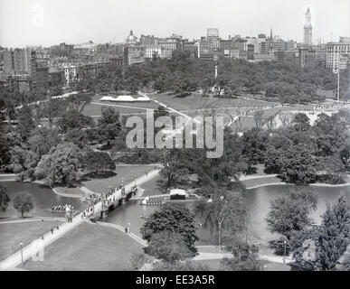 Antiquariato fotografia 1927, vista dello skyline di Boston su Boston Public Garden, dal Ritz Carlton Hotel. Da sinistra a destra la casa di stato, Chevrolet segno, e Custom House Torre. Foto Stock