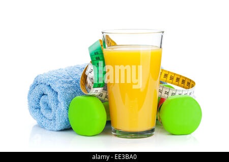 Due manubri verde, metro a nastro e succo di arancia. Fitness e salute. Isolato su sfondo bianco Foto Stock