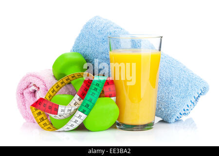 Due manubri verde, metro a nastro e succo di arancia. Fitness e salute. Isolato su sfondo bianco Foto Stock