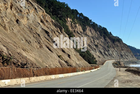 Cliff erosione lungo la California Highway 1 a nord di Santa Cruz Foto Stock