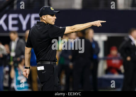 Arlington, Texas, Stati Uniti d'America. Xii gen, 2015. Oregon Ducks head coach Mark Helfrich durante il College Football Playoff campionato nazionale di gioco tra la Ohio State Buckeyes e l'Oregon Ducks di AT&T stadium di Arlington, Texas. Il Buckeyes sconfitto le anatre 42-20. © csm/Alamy Live News Foto Stock