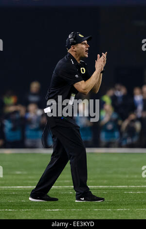 Arlington, Texas, Stati Uniti d'America. Xii gen, 2015. Oregon Ducks head coach Mark Helfrich durante il College Football Playoff campionato nazionale di gioco tra la Ohio State Buckeyes e l'Oregon Ducks di AT&T stadium di Arlington, Texas. Il Buckeyes sconfitto le anatre 42-20. © csm/Alamy Live News Foto Stock