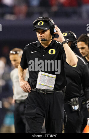 Arlington, Texas, Stati Uniti d'America. Xii gen, 2015. Oregon Ducks head coach Mark Helfrich durante il College Football Playoff campionato nazionale di gioco tra la Ohio State Buckeyes e l'Oregon Ducks di AT&T stadium di Arlington, Texas. Il Buckeyes sconfitto le anatre 42-20. © csm/Alamy Live News Foto Stock