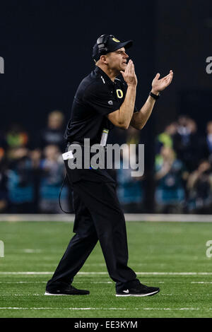 Arlington, Texas, Stati Uniti d'America. Xii gen, 2015. Oregon Ducks head coach Mark Helfrich durante il College Football Playoff campionato nazionale di gioco tra la Ohio State Buckeyes e l'Oregon Ducks di AT&T stadium di Arlington, Texas. Il Buckeyes sconfitto le anatre 42-20. © csm/Alamy Live News Foto Stock