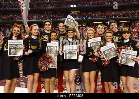 Arlington, Texas, Stati Uniti d'America. Xii gen, 2015. Ohio State Buckeyes cheerleaders celebrare dopo il College Football Playoff campionato nazionale di gioco tra la Ohio State Buckeyes e l'Oregon Ducks di AT&T stadium di Arlington, Texas. Il Buckeyes sconfitto le anatre 42-20. © csm/Alamy Live News Foto Stock