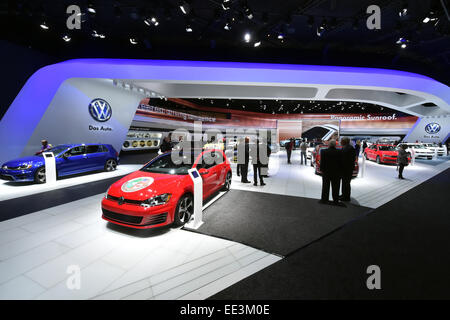 Detroit, Michigan, Stati Uniti d'America. Xiii gen, 2015. Una vista della Volkswagen stand al North American International Auto Show (NAIAS) 2015 all'Arena di Cobo a Detroit, Michigan, Stati Uniti d'America, 13 gennaio 2015. Il pubblico spettacolo corre dal 17 al 25 gennaio 2015. Foto: ULI DECK/dpa/Alamy Live News Foto Stock