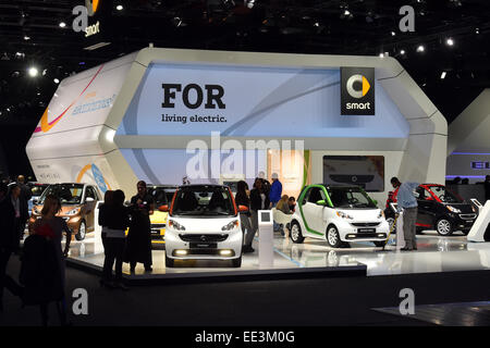 Detroit, Michigan, Stati Uniti d'America. Xiii gen, 2015. Una vista della Smart stand al North American International Auto Show (NAIAS) 2015 all'Arena di Cobo a Detroit, Michigan, Stati Uniti d'America, 13 gennaio 2015. Il pubblico spettacolo corre dal 17 al 25 gennaio 2015. Foto: ULI DECK/dpa/Alamy Live News Foto Stock