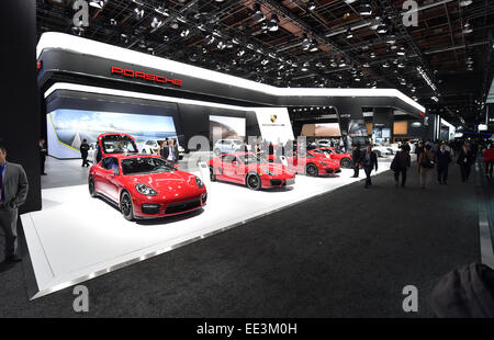 Detroit, Michigan, Stati Uniti d'America. Xiii gen, 2015. Una vista della Porsche stand presso il media anteprima del North American International Auto Show (NAIAS) 2015 all'Arena di Cobo a Detroit, Michigan, Stati Uniti d'America, 13 gennaio 2015. Il pubblico spettacolo corre dal 17 al 25 gennaio 2015. Foto: ULI DECK/dpa/Alamy Live News Foto Stock