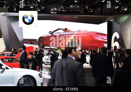 Detroit, Michigan, Stati Uniti d'America. Xiii gen, 2015. Una vista della BMW stand al North American International Auto Show (NAIAS) 2015 all'Arena di Cobo a Detroit, Michigan, Stati Uniti d'America, 13 gennaio 2015. Il pubblico spettacolo corre dal 17 al 25 gennaio 2015. Foto: ULI DECK/dpa/Alamy Live News Foto Stock