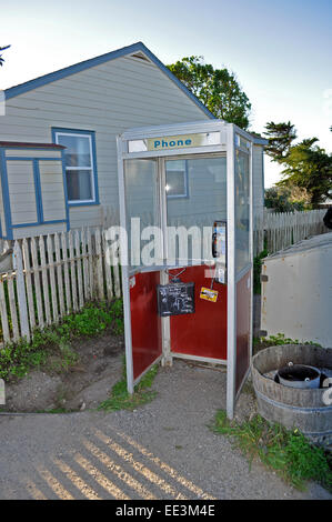 Lavorando pay phone booth accanto a Pigeon Point Hostel California Foto Stock