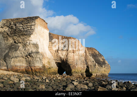 Magnesio o magnesiaco scogliere calcaree e grotte al naso del punto, Seaham, North East England, Regno Unito Foto Stock