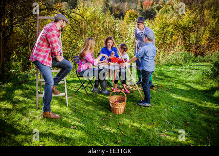 Multi-generazione famiglia sbucciare le mele, Monaco di Baviera, Germania Foto Stock